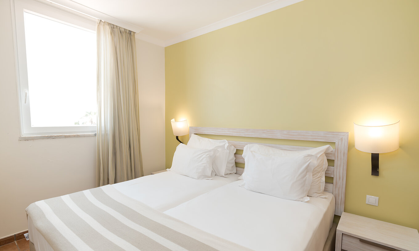 De T2 suite van Pestana Viking heeft twee eenpersoonsbedden met lamp en nachtkastje