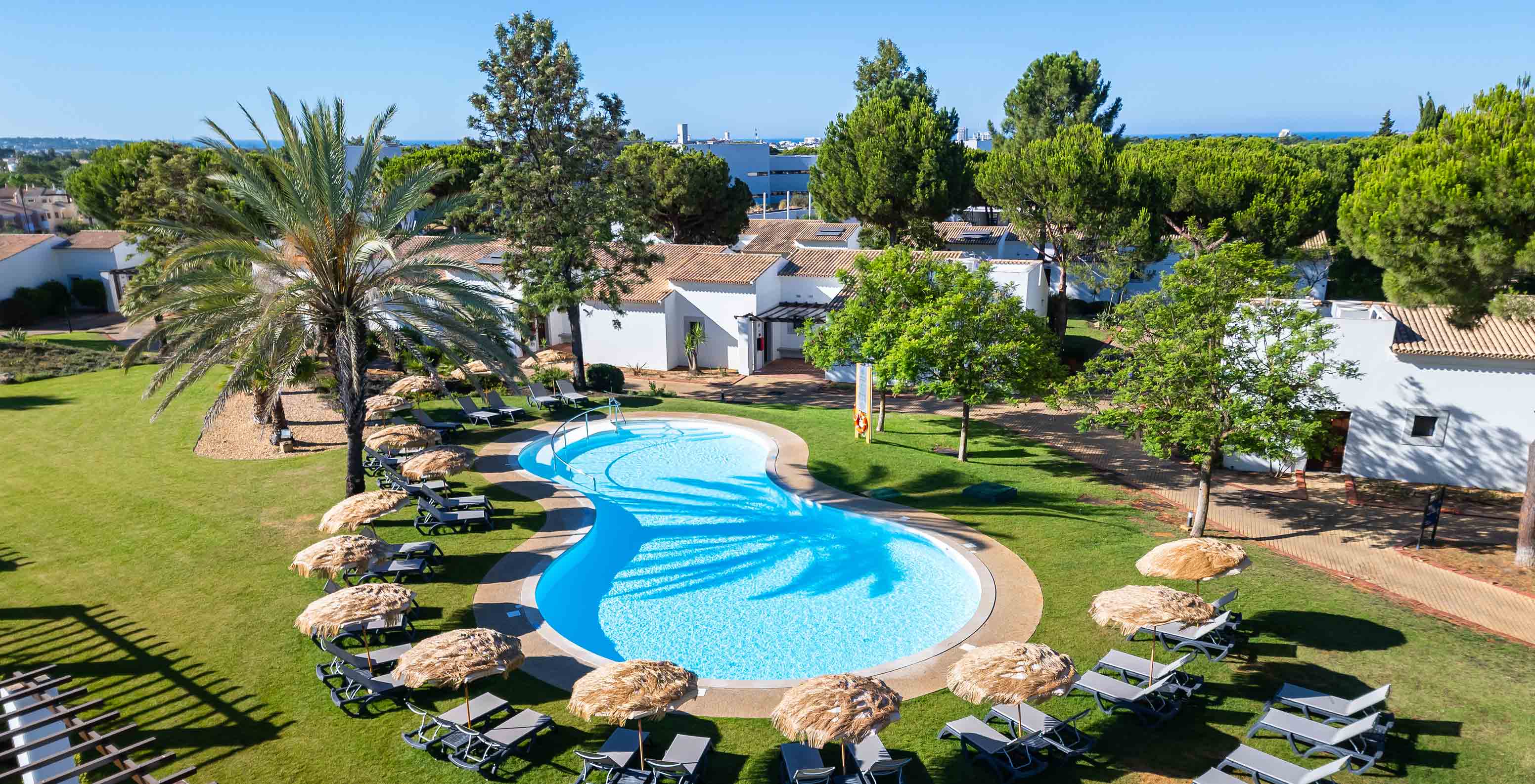 Uitzicht op het zwembad vanuit de villa’s van Pestana Vila Sol - Vilamoura, een hotel met golf en spa in de Algarve
