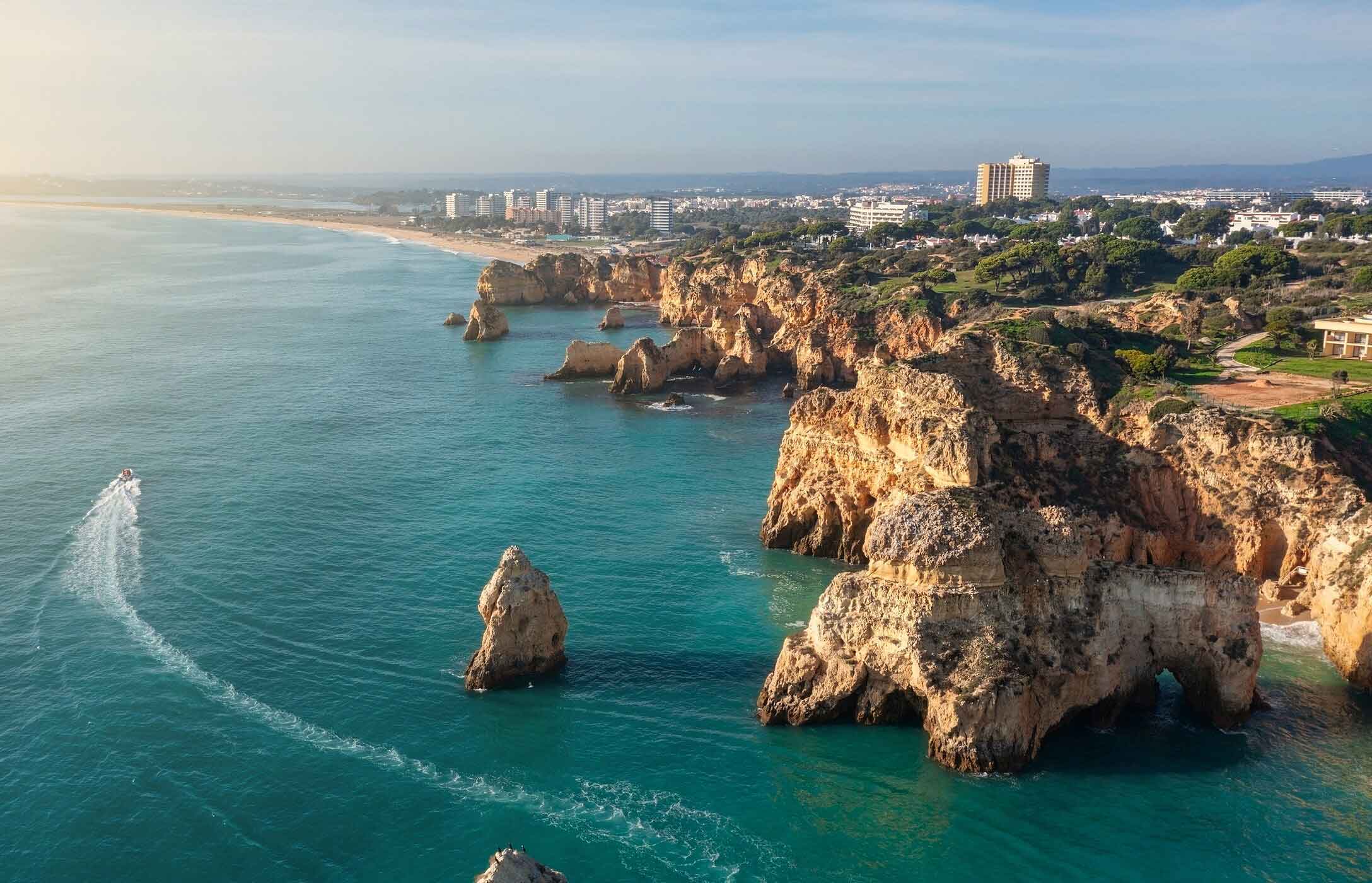 As praias de Alvor, encantam com o contraste entre o azul do mar e as falésias douradas esculpidas pelo tempo