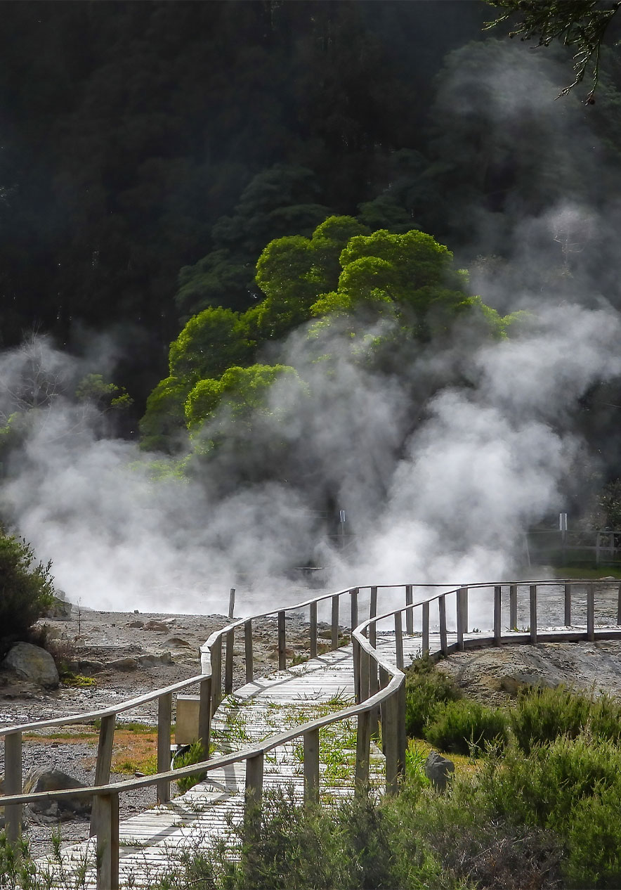 Stoomvelden en houten pad in Furnas nabij Pestana Bahia Praia met opstijgende mist, Hotel 4 Estrelas nos Açores