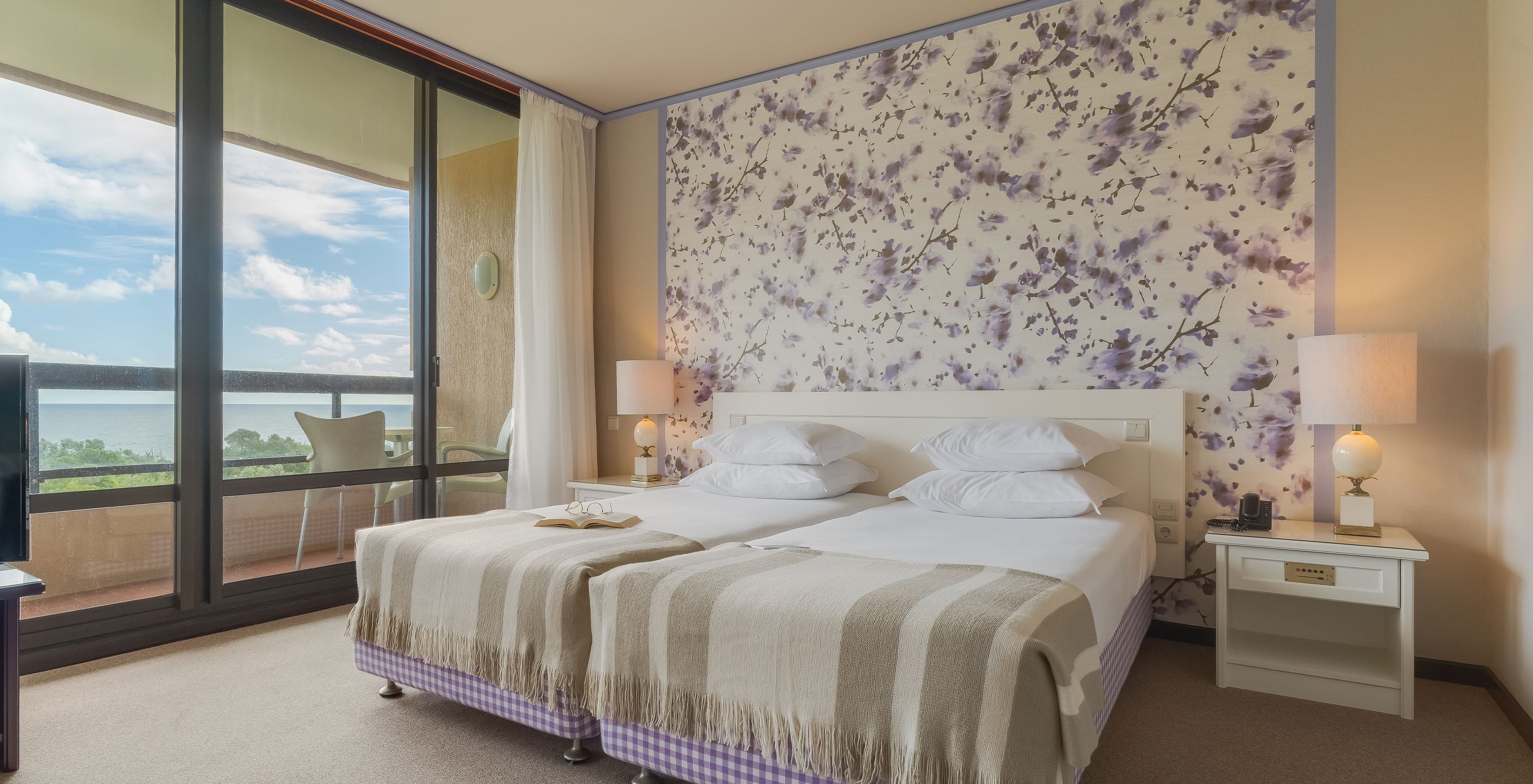 Junior Suite Tuinzicht van Pestana Bahia Praia heeft ruime ruimte met twee eenpersoonsbedden, een bank en stoel