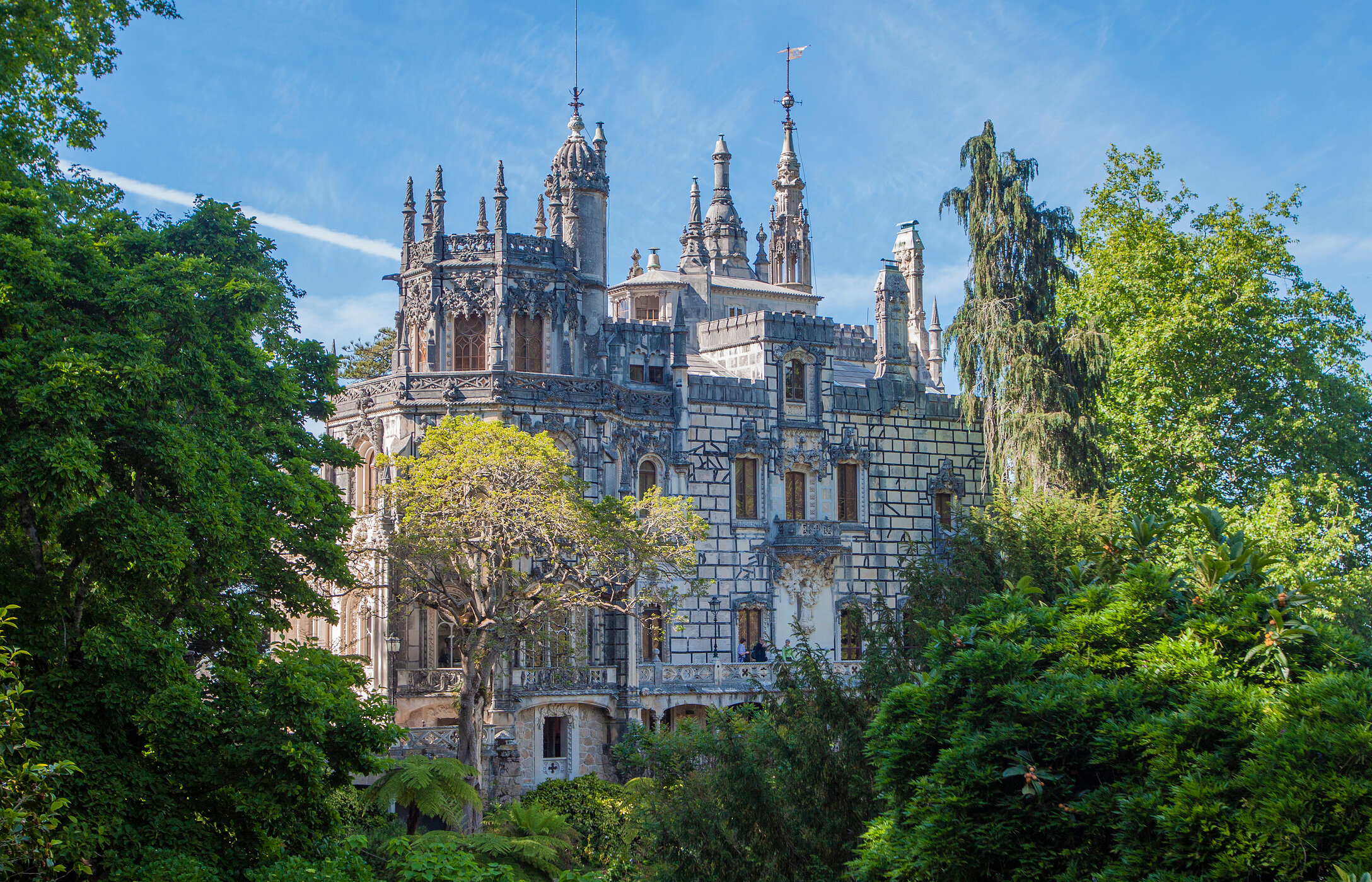 De Quinta da Regaleira in Sintra betovert met zijn mystieke tuinen, geheime grotten en neogotische architectuur