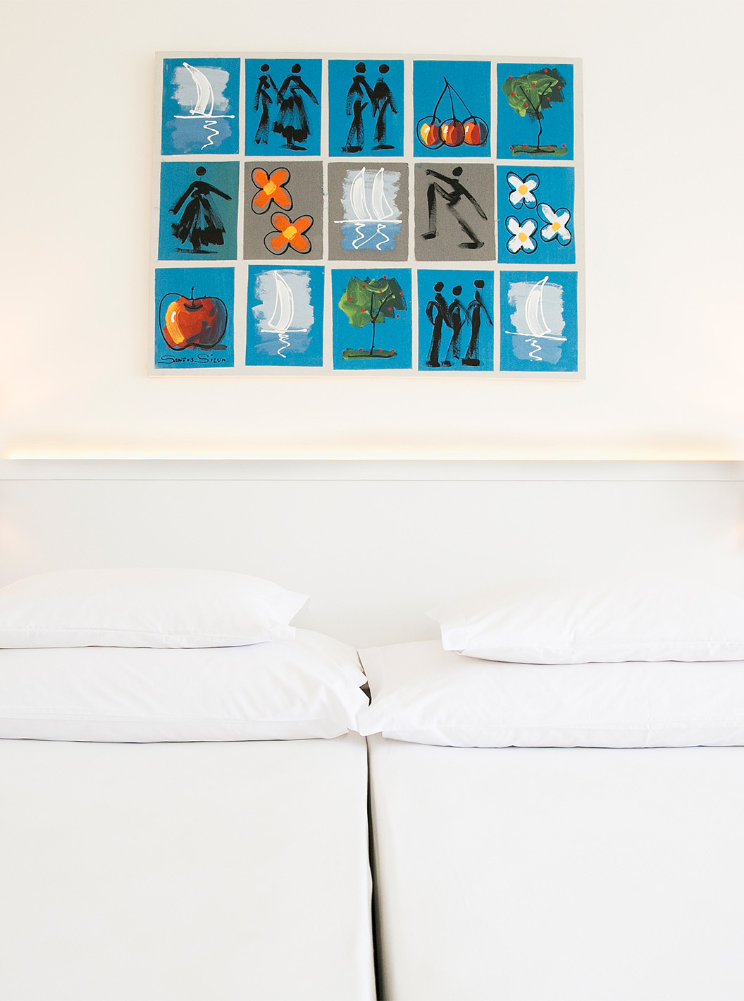 De Deluxe kamer van Pestana Cascais heeft twee eenpersoonsbedden, nachtkastje met lamp en een schilderij aan de muur