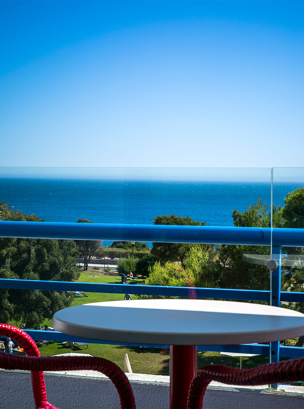 De Deluxe Kamer met Zeezicht van Pestana Cascais heeft een balkon met tafel en stoelen met uitzicht op zee
