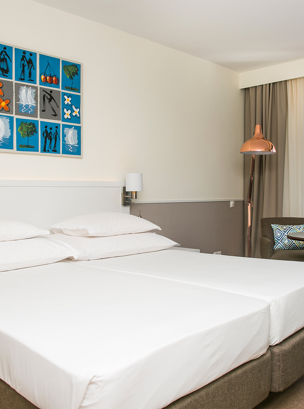 De Deluxe Kamer met Zeezicht van Pestana Cascais heeft twee eenpersoonsbedden, lampen en een fauteuil met tafel