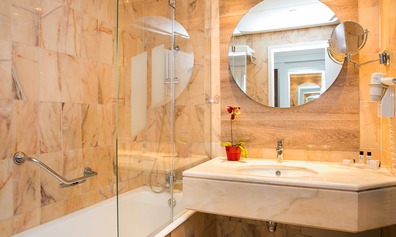 De Deluxe Superior kamer van Pestana Cascais heeft een badkamer met spiegel, wastafel en bad