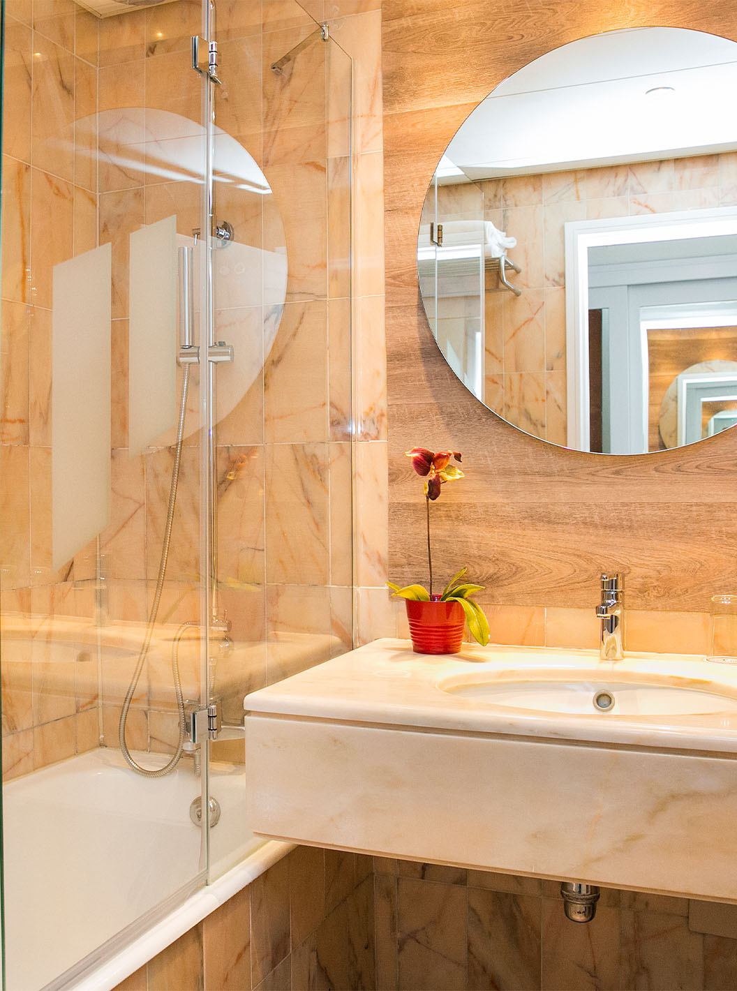 De Deluxe Suite van Pestana Cascais heeft een badkamer met spiegel, wastafel en bad met douche