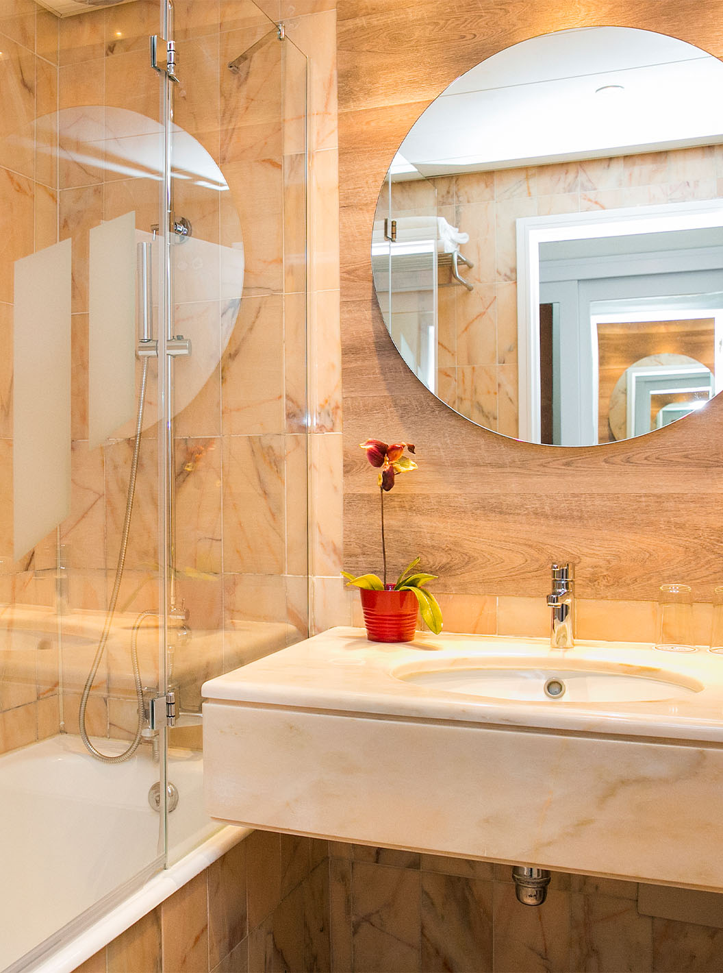 De Deluxe Superior kamer van Pestana Cascais heeft een badkamer met spiegel, wastafel en bad