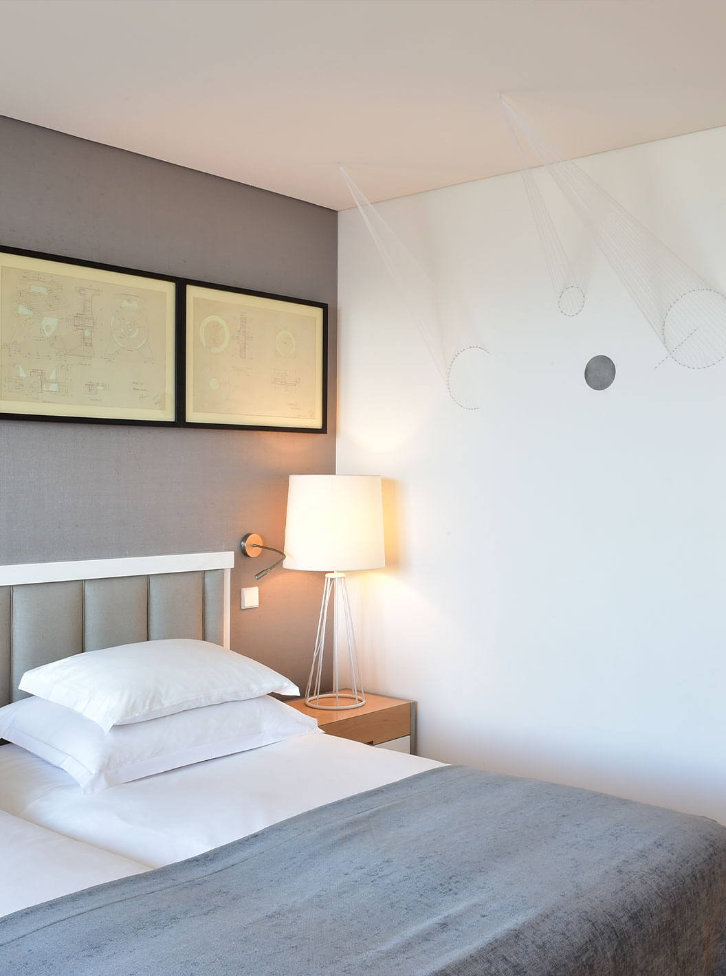 De Double Art District Room van Pestana Cidadela Cascais heeft twee eenpersoonsbedden, twee schilderijen en een kunstmuur