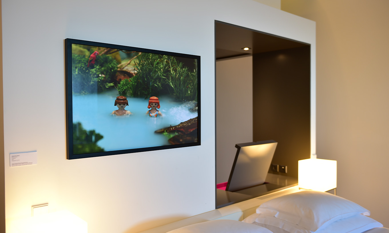 De Junior Art District Suite van Pestana Cidadela Cascais heeft een kleurrijk schilderij met Playmobil-elementen op de muur