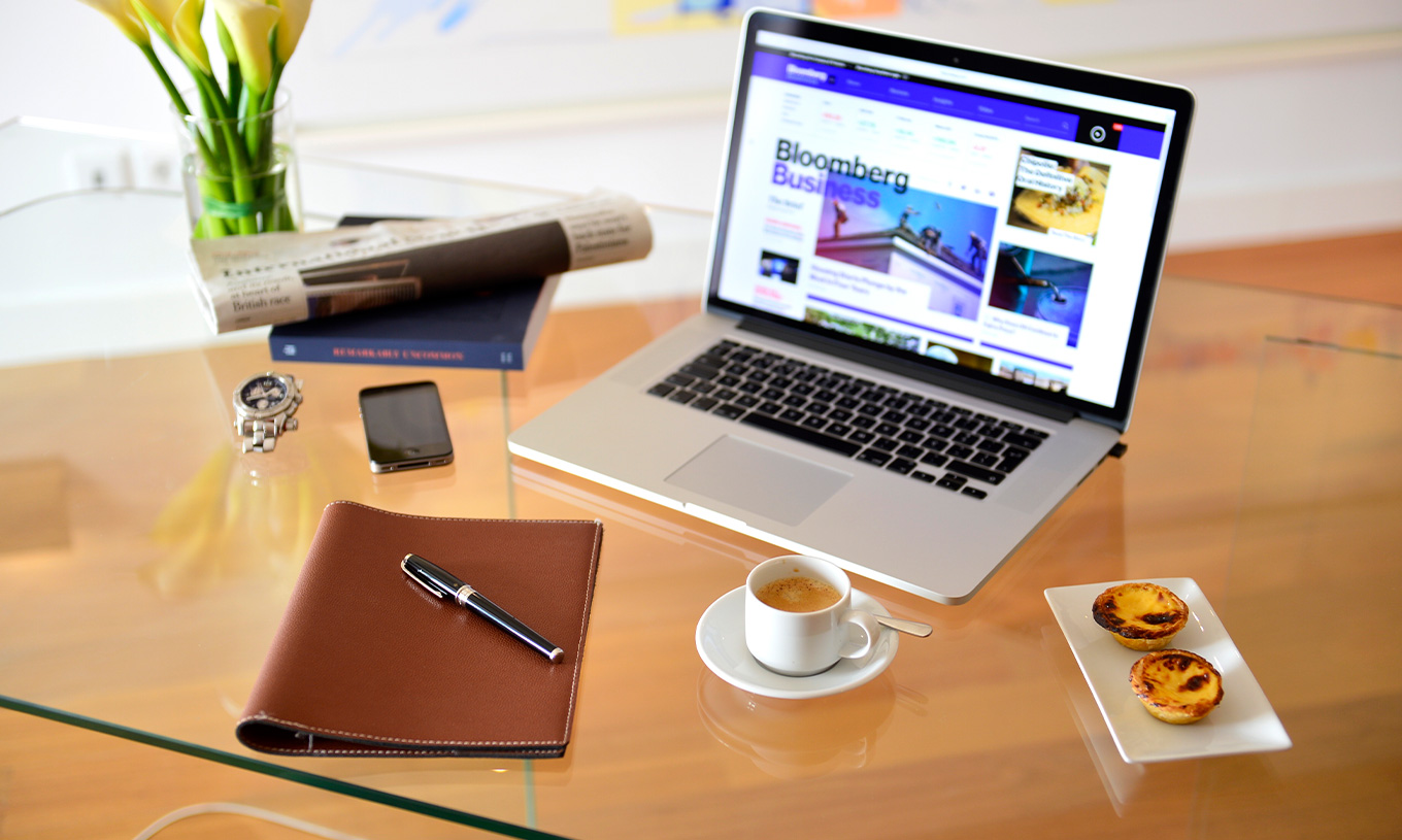 De Sea View Suite van Pestana Cidadela Cascais heeft een bureau waar u op de computer kunt werken en koffie kunt drinken