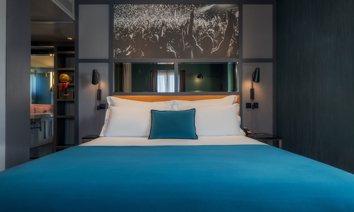 De CR7 Superior Corner van Pestana CR7 Lisboa heeft een tweepersoonsbed en een spiegel boven het bed