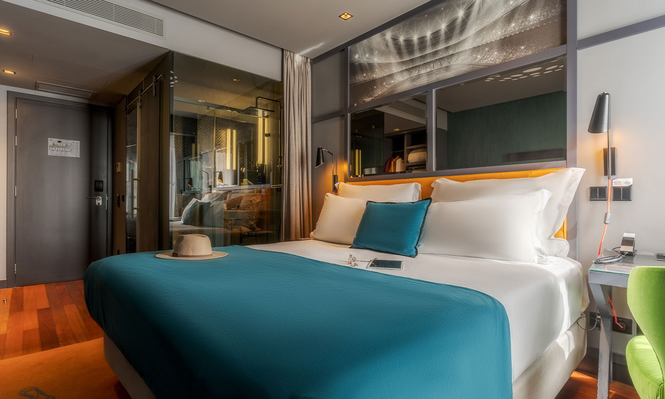 De CR7 Superior van Pestana CR7 Lisboa heeft een tweepersoonsbed en een spiegel boven het bed