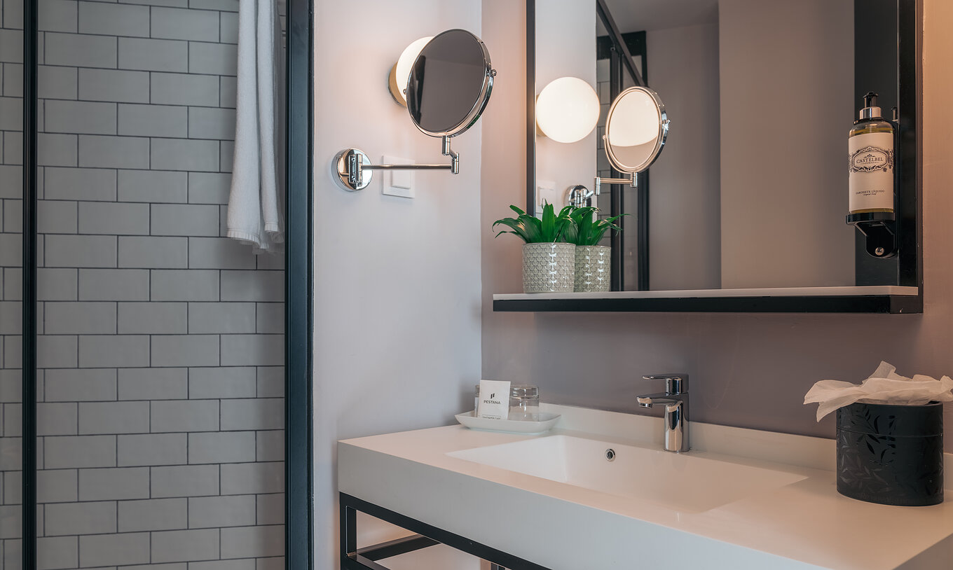 De Double Superior Van Pestana Lisboa Vintage Heeft Een Badkamer Met Wastafel Met Twee Spiegels En Een Zijde Douche