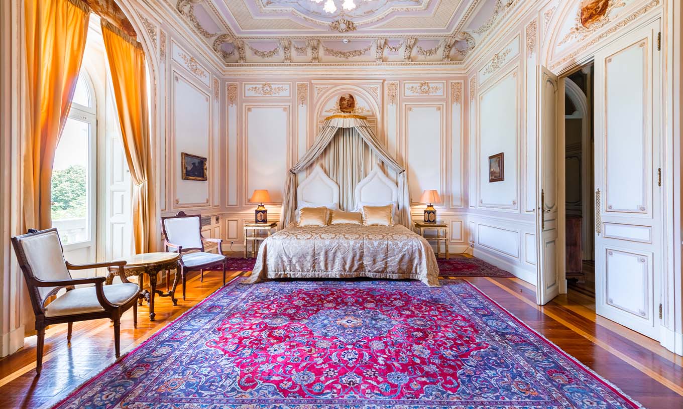 De Suite D. Carlos van Pestana Palace Lisboa heeft een luxe slaapkamer met tweepersoonsbed en een plafond met versieringen