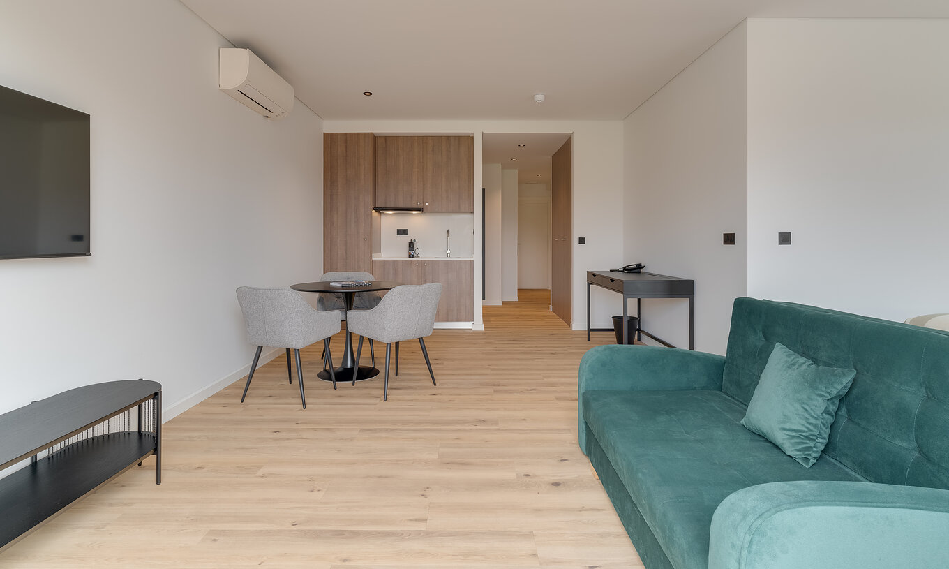 De Familiale met Balkon - Clubhouse van Pestana Sintra Golf heeft een bank, televisie, airco, tafel en kitchenette