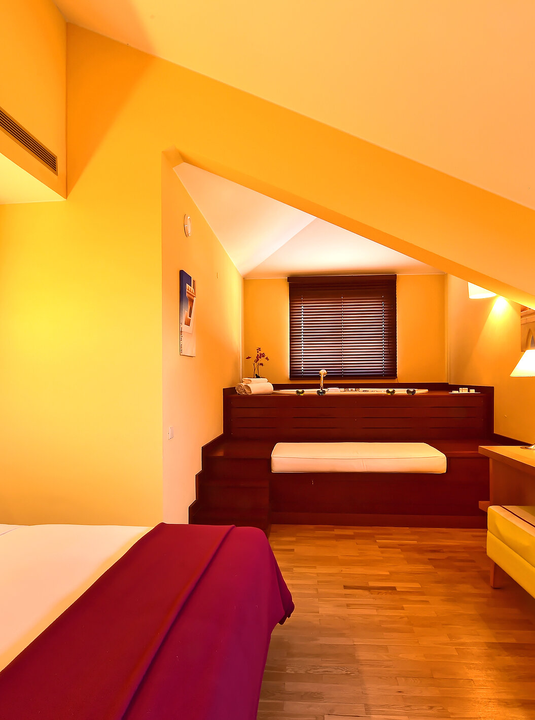 De Mezzanine Jacuzzi Suite van Pestana Sintra Golf heeft een tweepersoonsbed, jacuzzi in de kamer en televisie tegenover bed