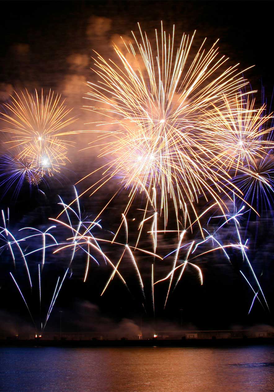 Vuurwerk tijdens het Atlantic Festival nabij Pestana Carlton Madeira, Hotel 5 Estrelas na Madeira boven zee