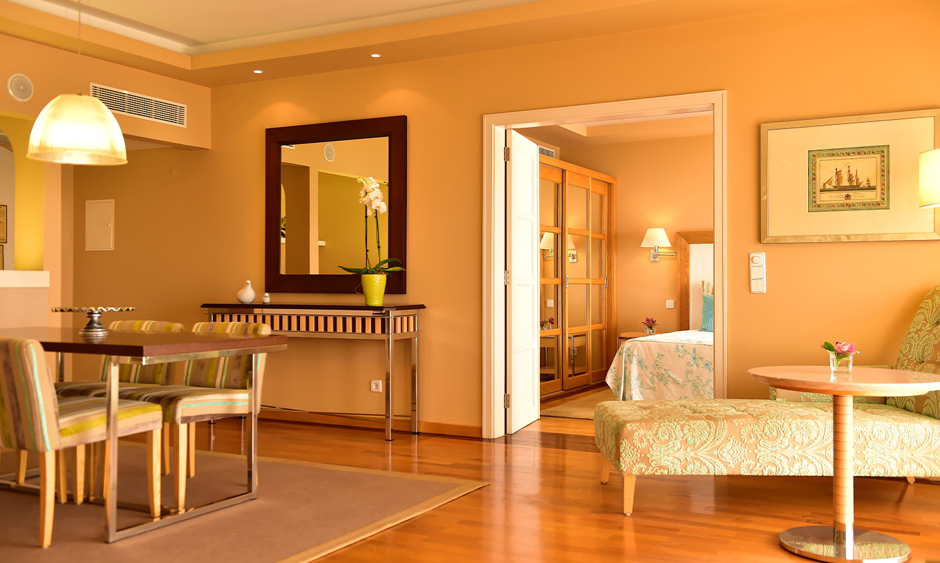 De Suite Presidencial van Pestana Carlton Madeira heeft een ruime opzet met eet- en zithoek en een tweepersoonsbed