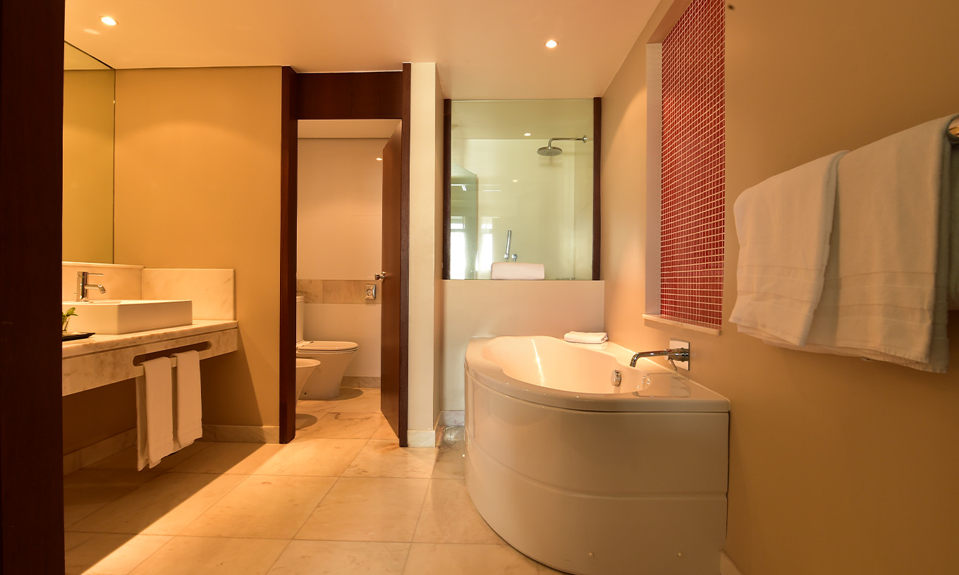 De Familiale Kamer van Pestana Casino Park heeft een badkamer met bad en douche, toilet en wastafel