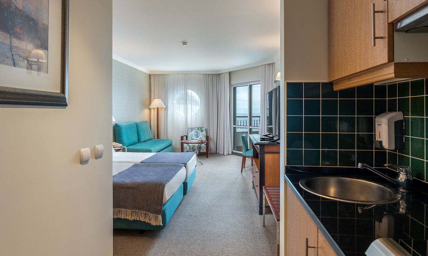 De Familiekamer Van Pestana Grand Heeft Een Keuken Met Wastafel Met Twee Eenpersoonsbedden En Bank