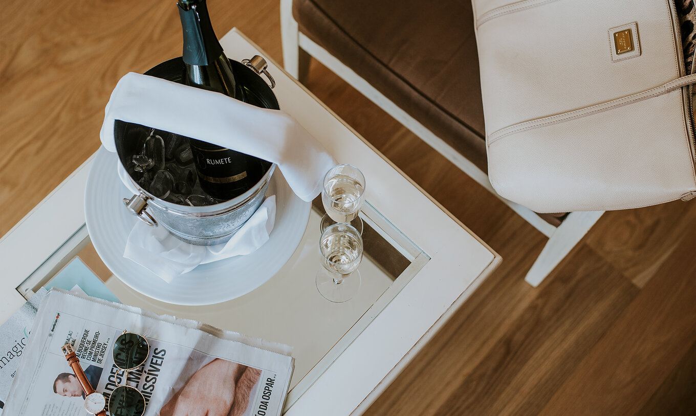 Het T2 Appartement Van Pestana Madeira Beach Club Heeft Een Tafel Met Champagne In IJs Kranten En Een Stoel