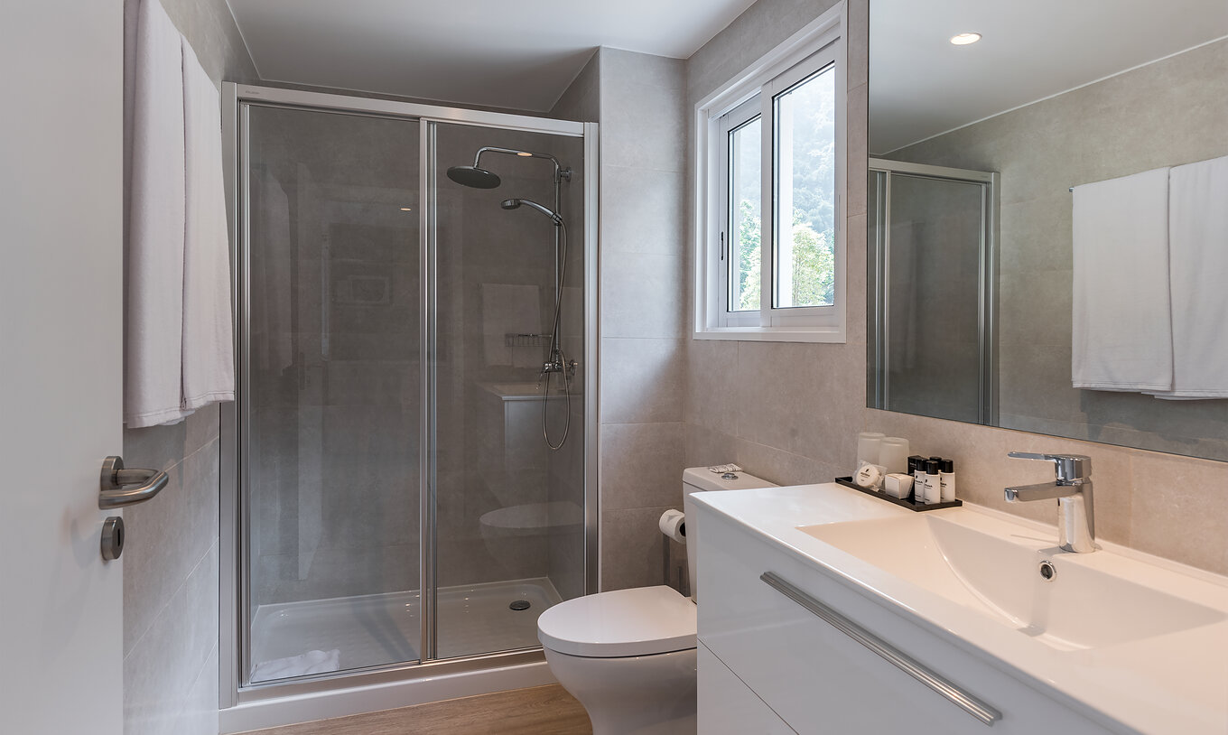 Het Studio - Tuinzicht van Pestana Quinta do Arco heeft een badkamer met douche, toilet, wastafel met groot spiegel en raam