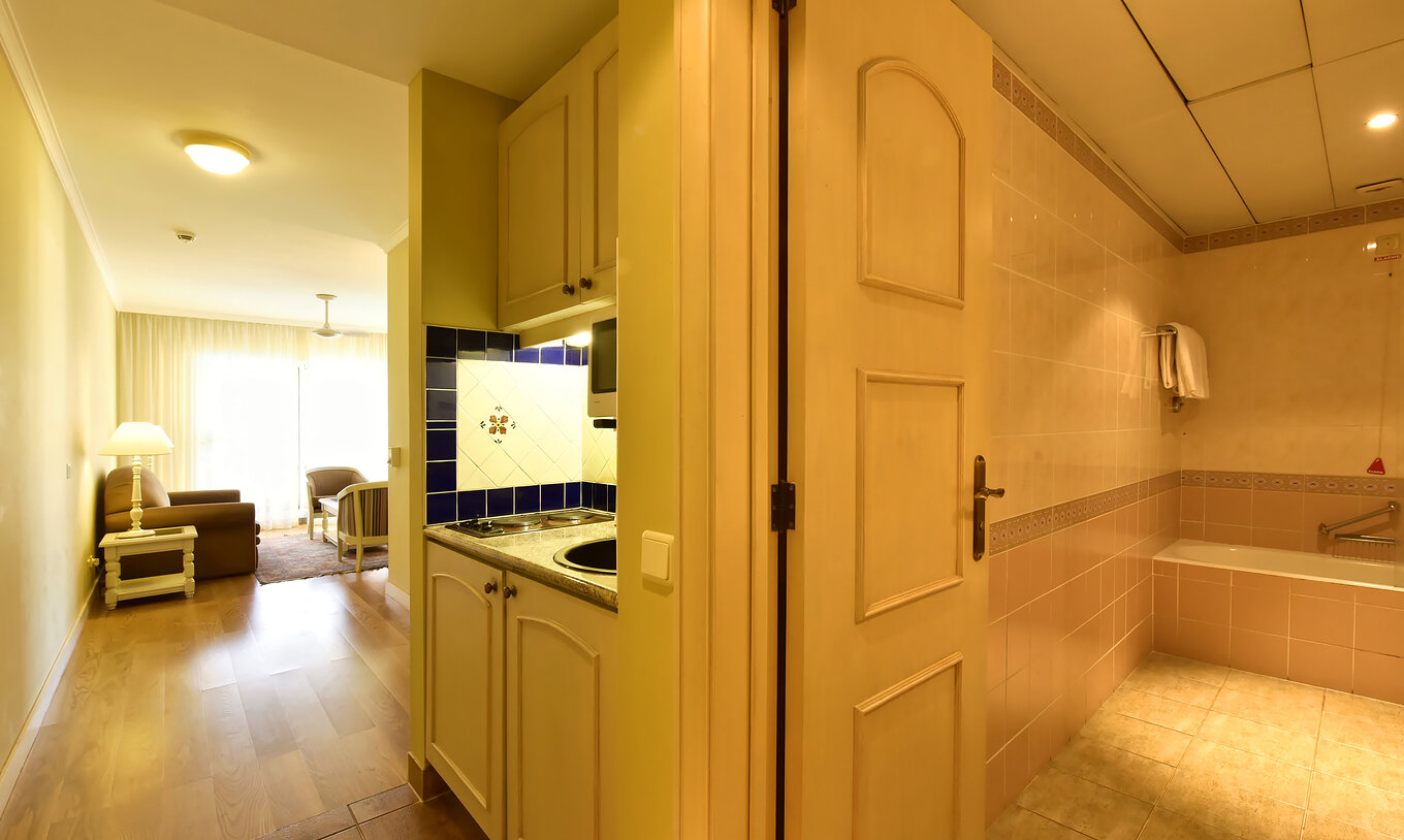 De Studio Superior van Pestana Village heeft een keuken met kookpitten, badkamer en woonkamer