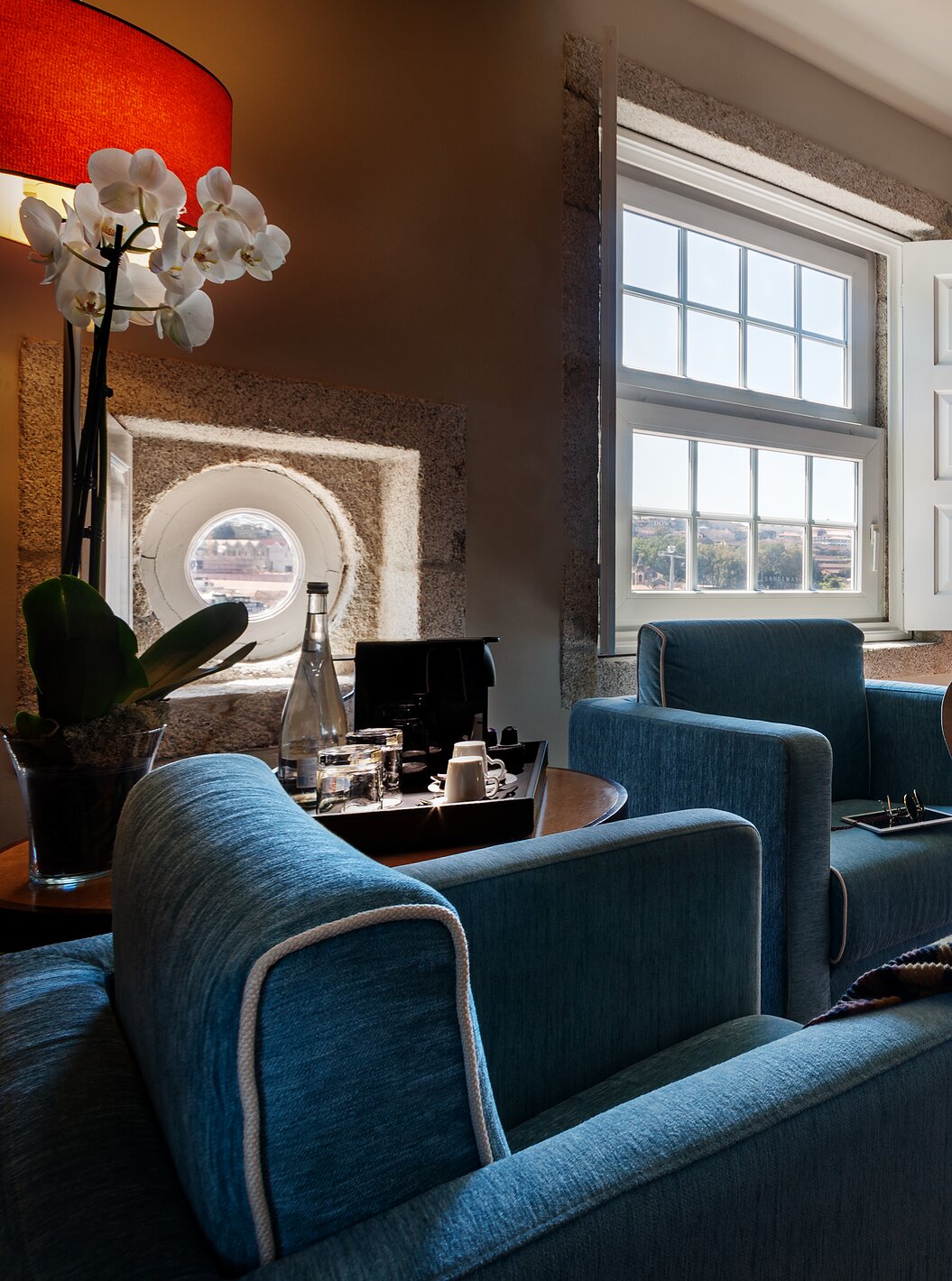 De Plaza van Pestana Vintage Porto heeft twee eenpersoonsbedden, twee fauteuils en een houten balk in het plafond