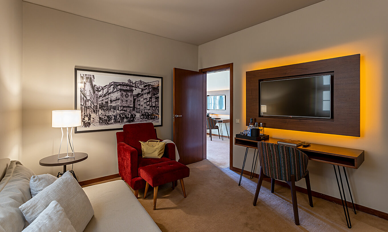 De Suite Grand View van het Pestana Vintage Porto heeft een kantoor met een bureau, een bank en een televisie
