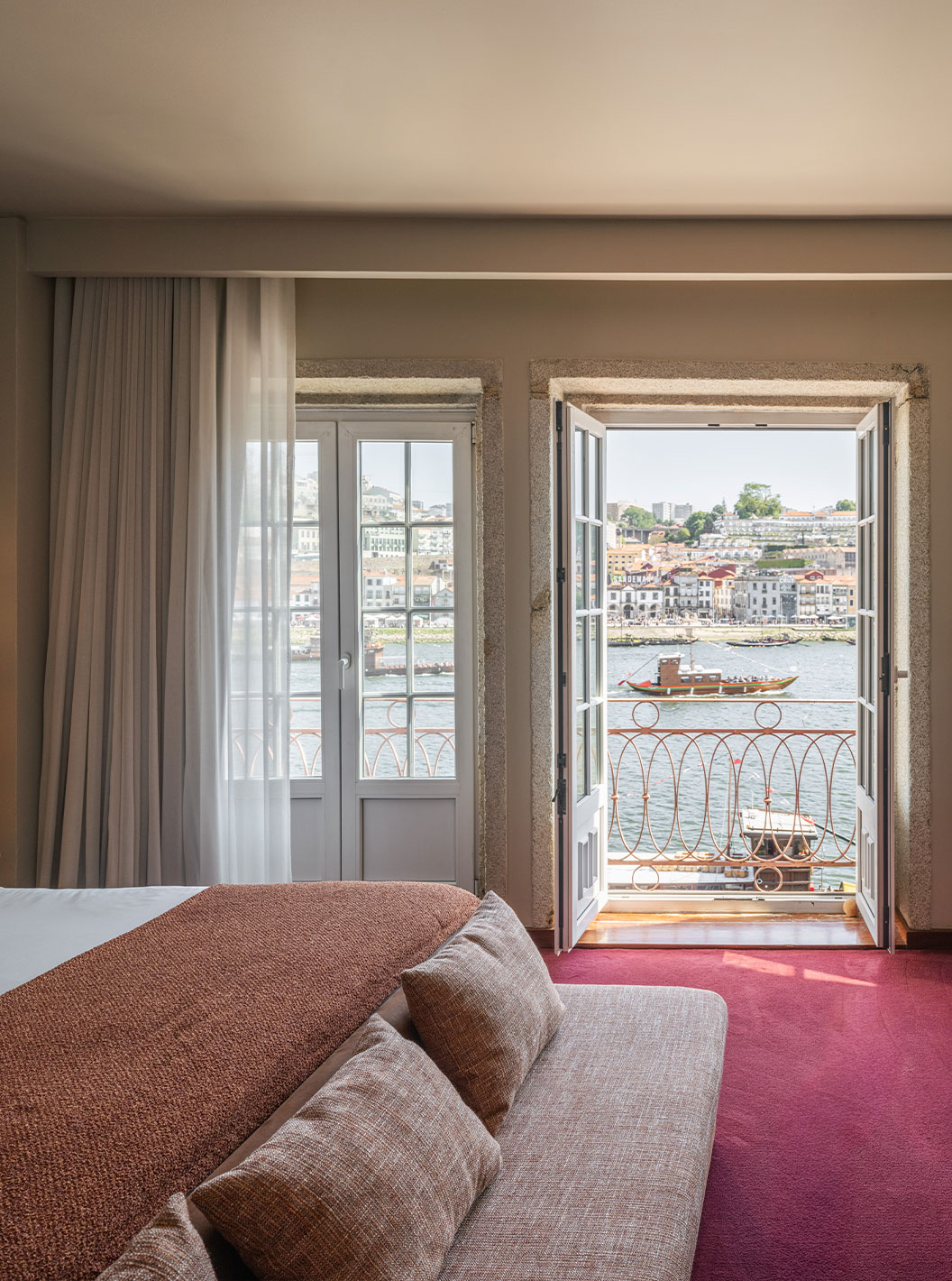 Suite Grand Uitzicht in Pestana Vintage Porto met open balkondeuren en uitzicht op de rivier en boten