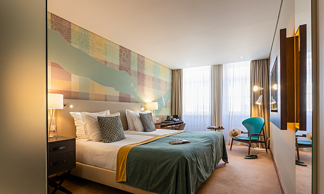 De Superior van het Pestana Vintage Porto heeft een tweepersoonsbed, een stoel en twee grote ramen