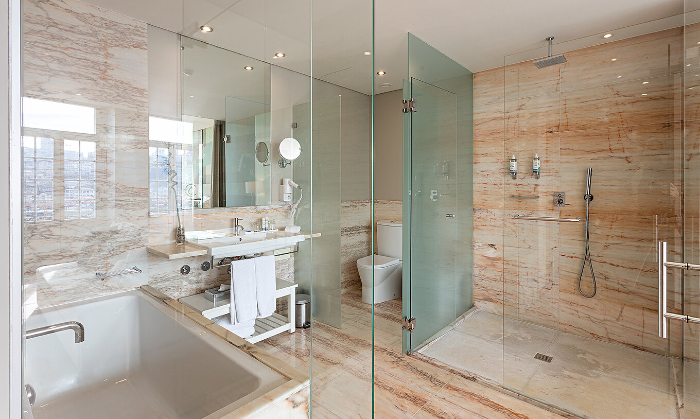 De Vintage Grand View Balcony van het Pestana Vintage Porto heeft een badkamer met een douche, een bad en een wastafel