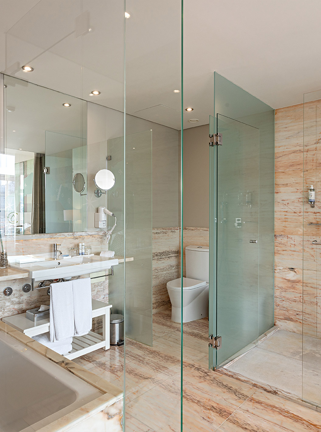 De Vintage Grand View Balcony van het Pestana Vintage Porto heeft een badkamer met een douche, een bad en een wastafel