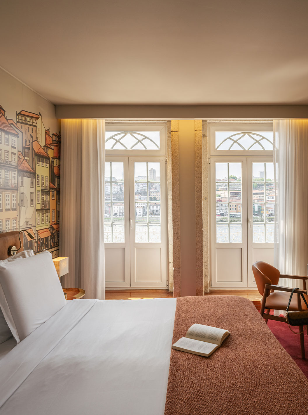 Vintage Rivierzicht Balkon in Pestana Vintage Porto met bed, bureau, tv en balkondeuren met uitzicht op de rivier