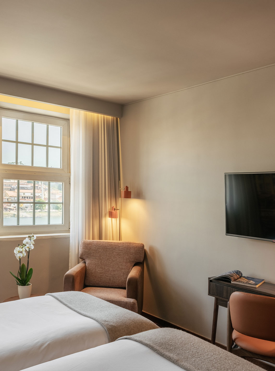 Vintage Rivierzicht kamer in Pestana Vintage Porto met tv, bureau, fauteuil en ramen met uitzicht op de rivier