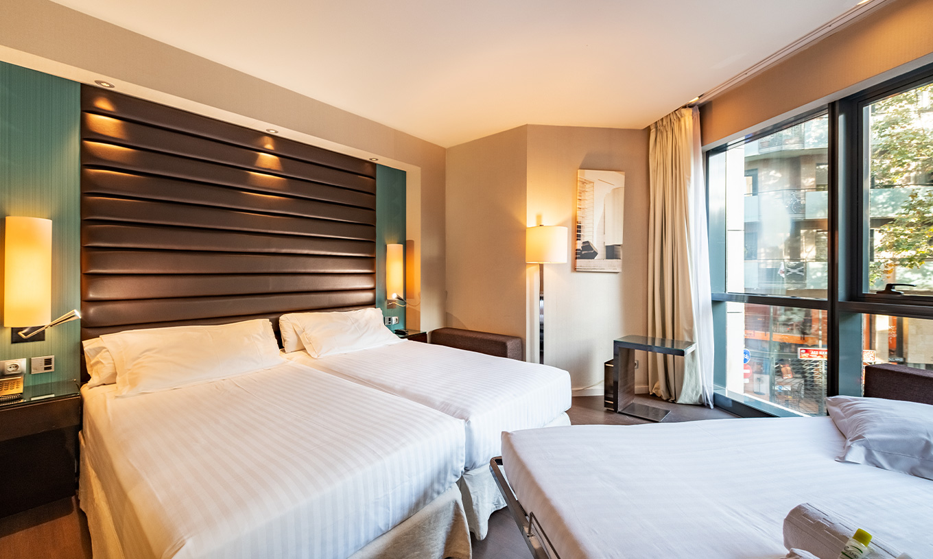 Superior Familie kamer van Pestana Arena Barcelona heeft groot raam, twee eenpersoonsbedden en extra bed