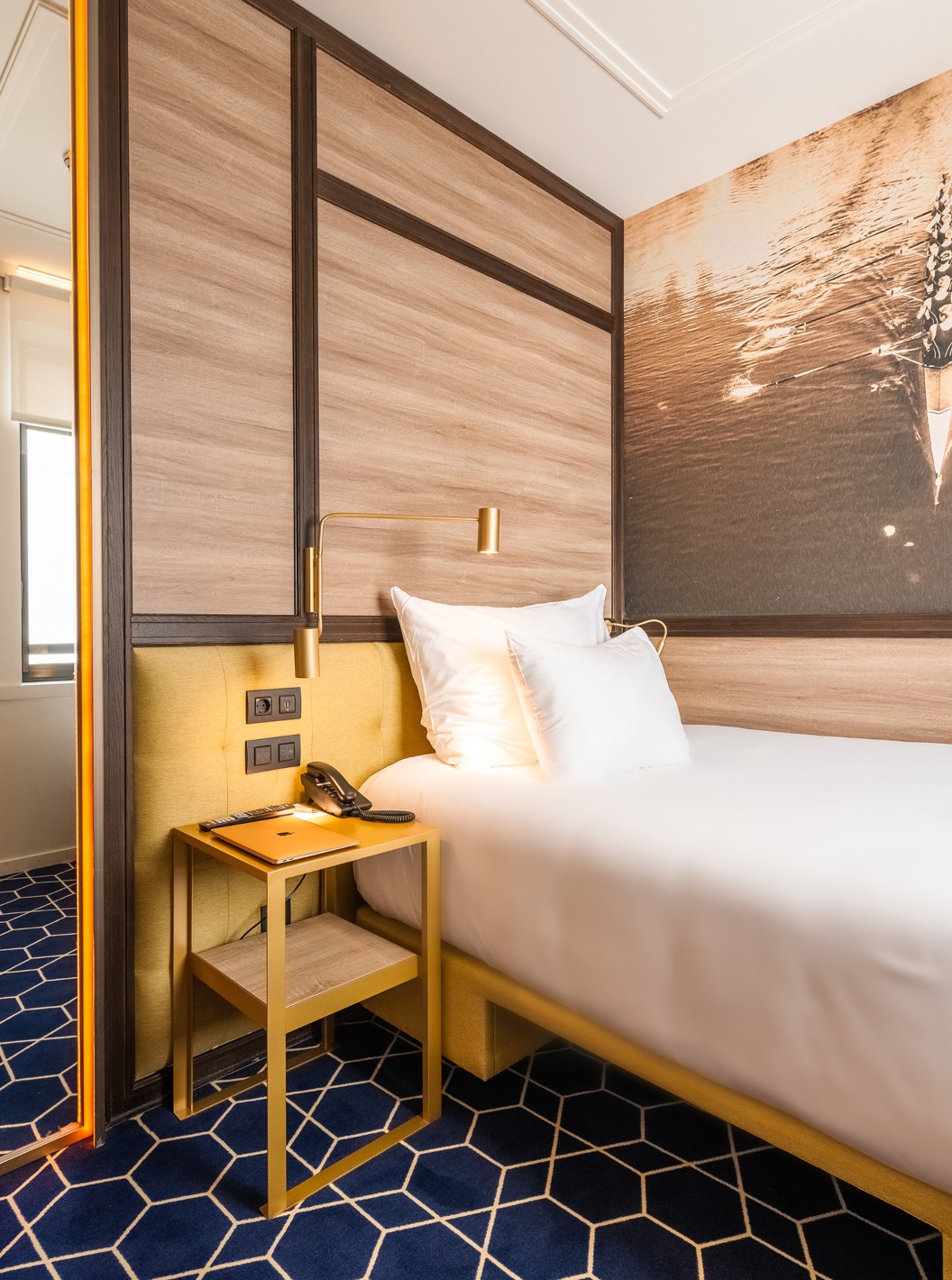 De Gezellige Kamer van Pestana CR7 Gran Vía Madrid heeft een eenpersoonsbed, een koffiezetapparaat, een spiegel en een raam