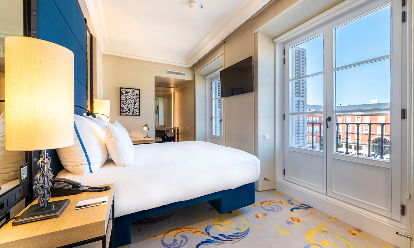 De Deluxe Grand Plaza Mayor van Pestana Plaza Mayor Madrid heeft een tweepersoonsbed en een raam met uitzicht op Plaza Mayor