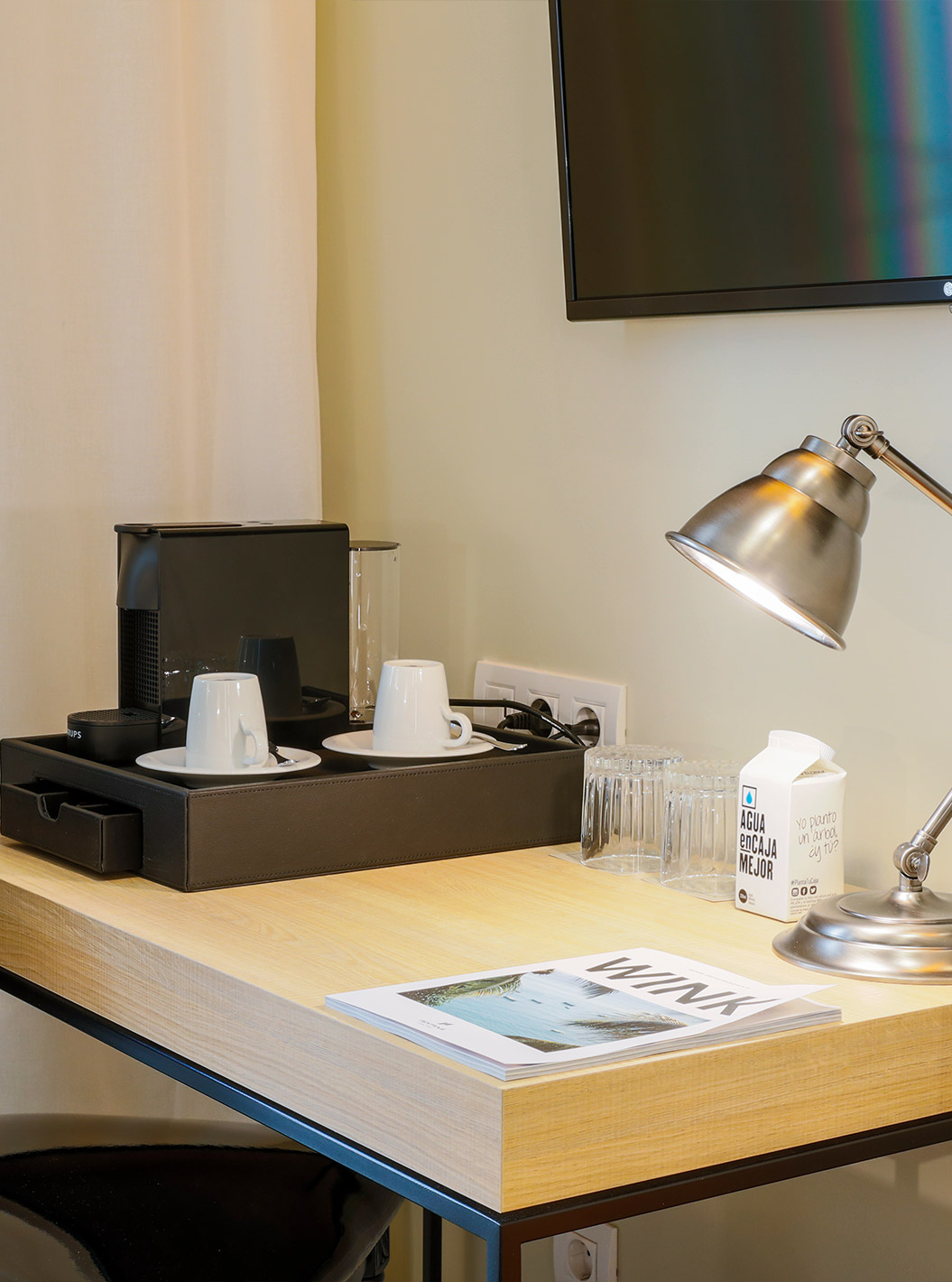 De Deluxe Plaza Mayor van Pestana Plaza Mayor Madrid heeft bureau, stoel, lamp, tv, koffiezetapparaat, kopjes