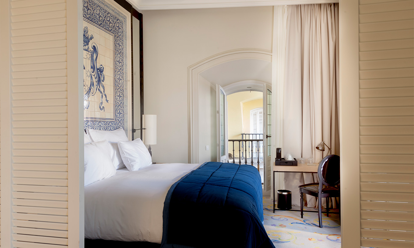 De Suite Plaza Mayor van Pestana Plaza Mayor Madrid heeft een tweepersoonsbed en een hoofdeind met blauwe en witte tegels