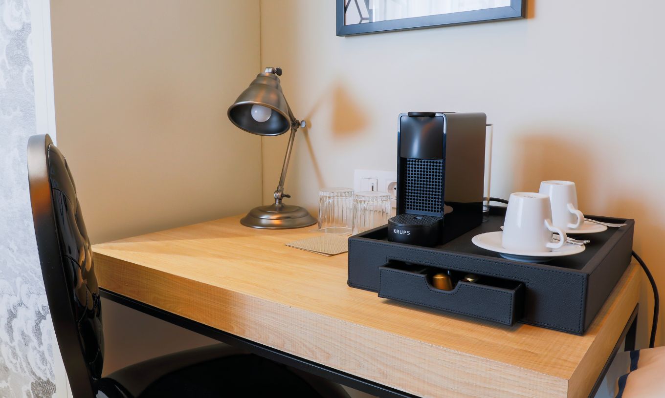 De Superior Plus Kamer in Pestana Plaza Mayor Madrid heeft een koffiestation met een machine en koffiekopjes.