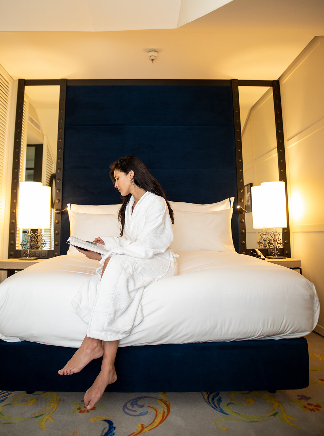 Superior Kamer in Pestana Plaza Mayor Madrid met bed twee nachtkastjes en twee spiegels