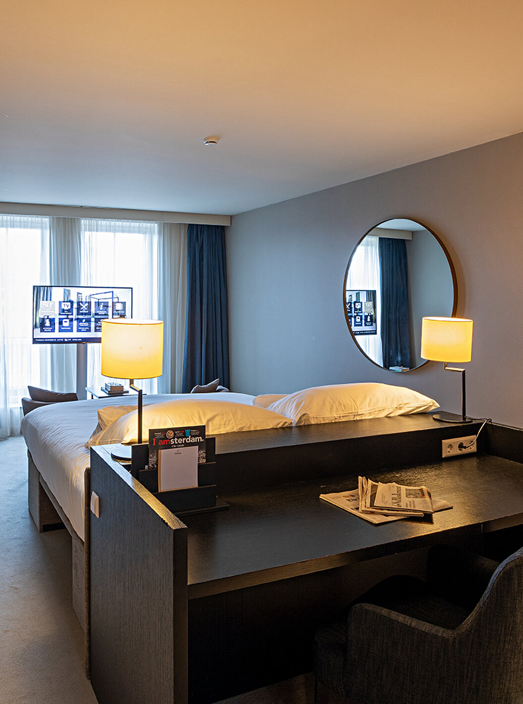 Executive - River View kamer Pestana Amsterdam Riverside heeft televisie voor bed en bureau