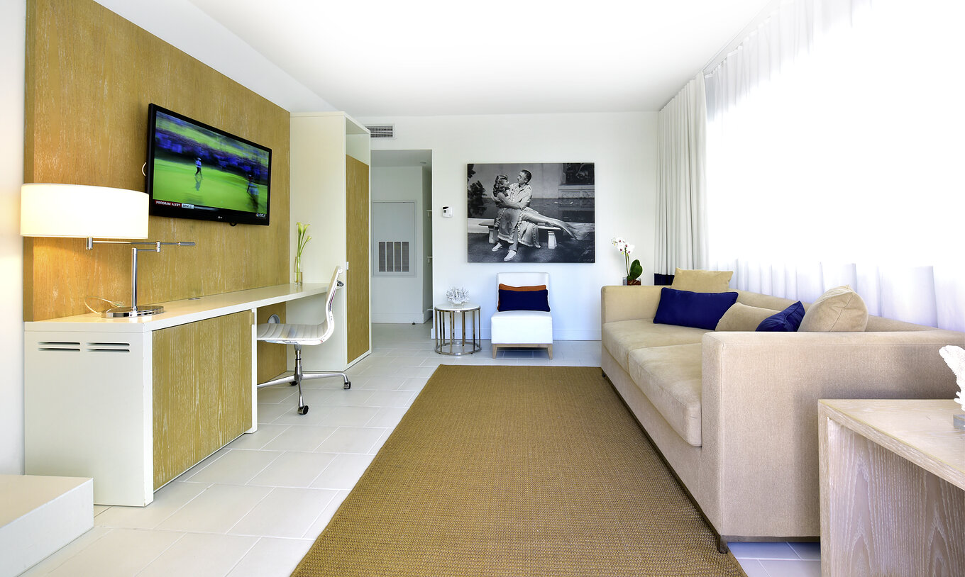 De Master Suite Van Pestana Miami South Beach Heeft Een Kamer Met Bank Stoel Televisie En Bureau