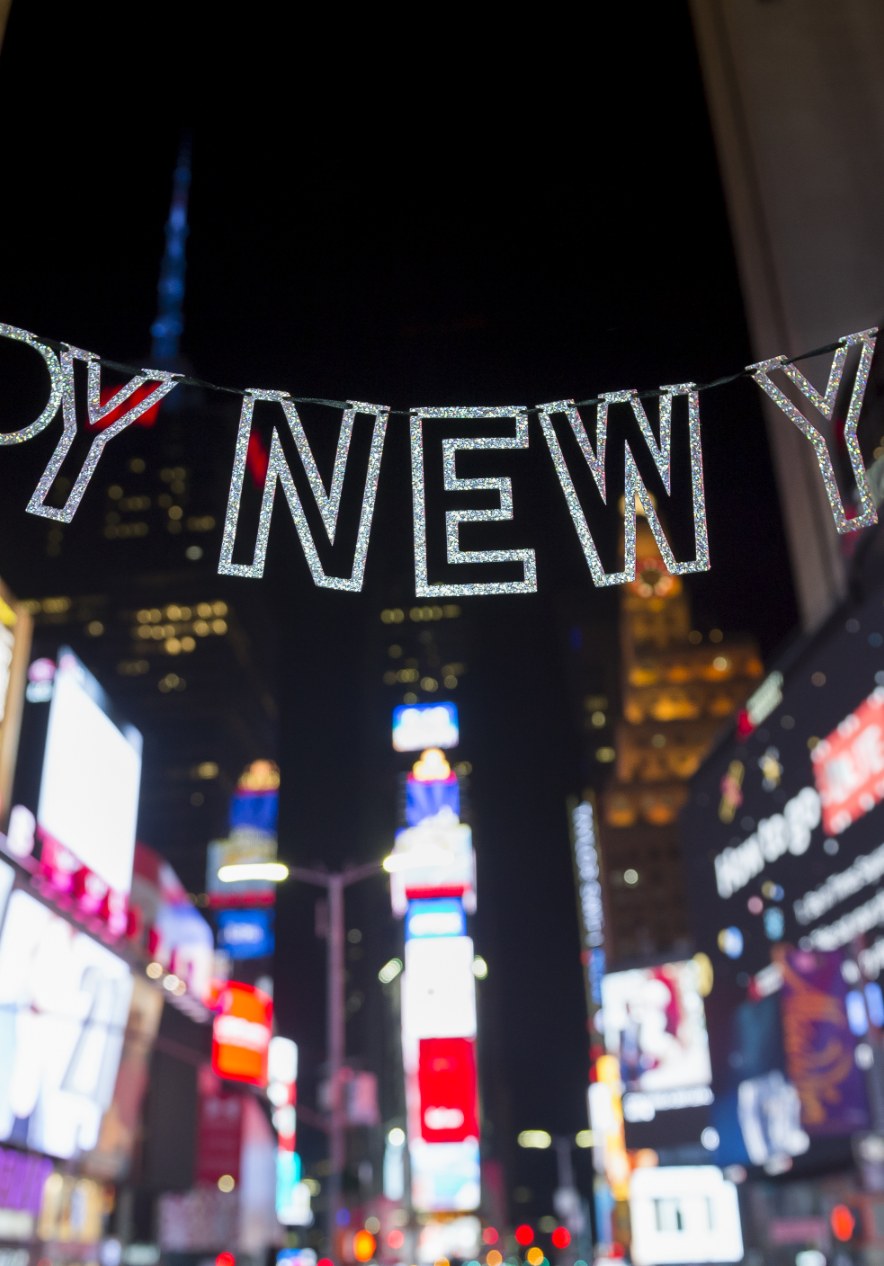 Nieuwjaarsversiering boven Times Square met verlichte reclameborden en stadslichten in Manhattan bij nacht