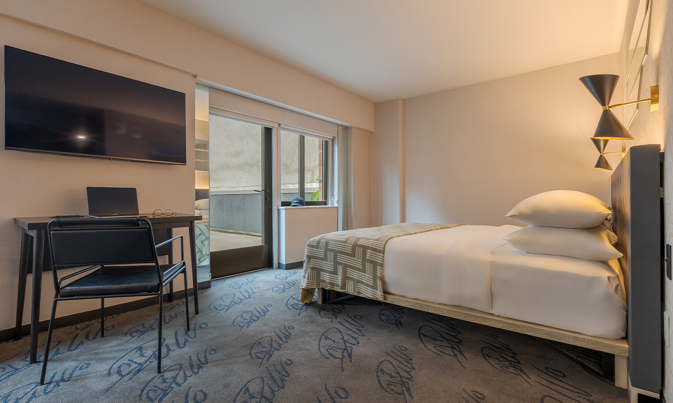 Een Junior Suite ADA met Balkon en Uitzicht van Pestana CR7 Times Square heeft een tweepersoonsbed en een balkon