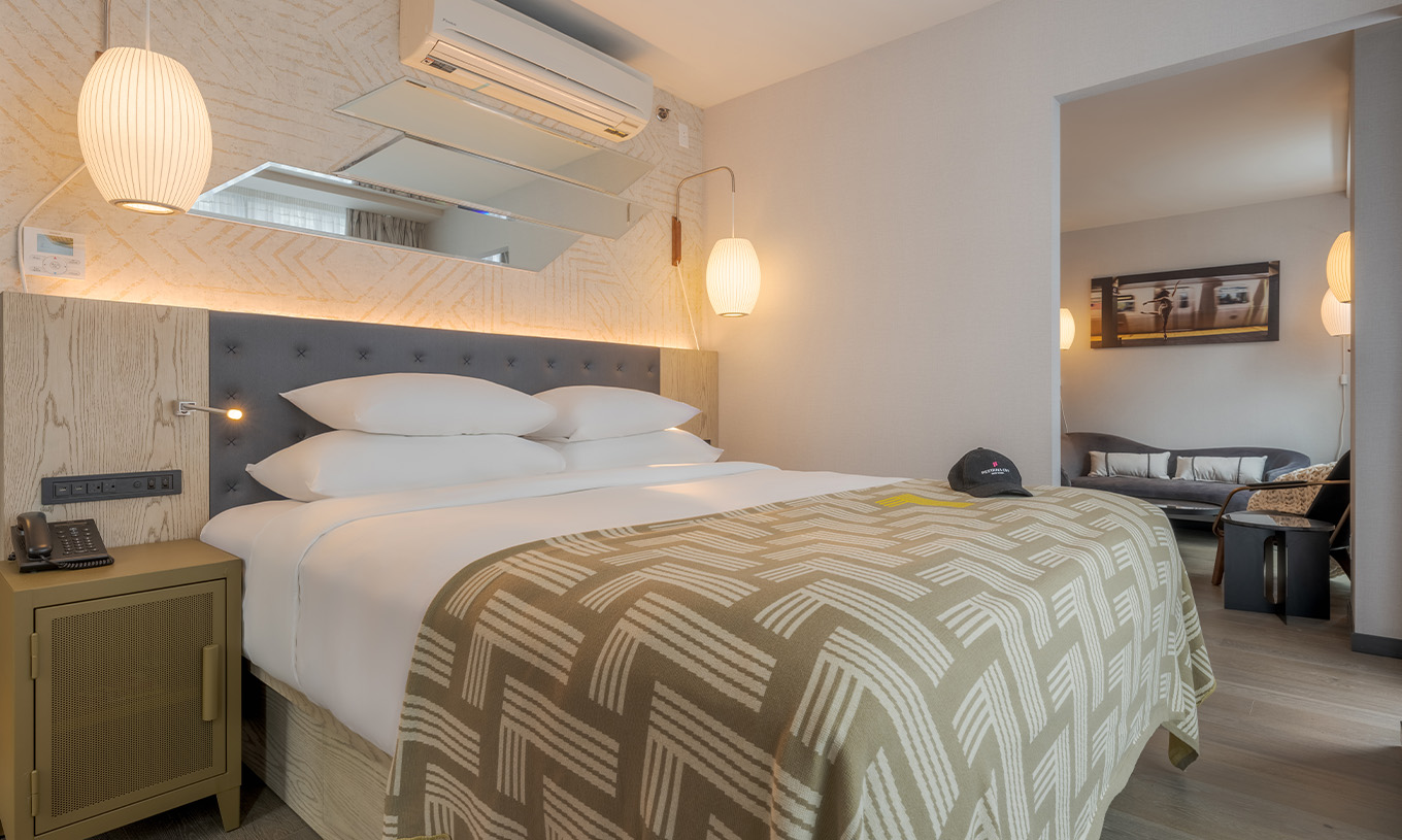 Een Junior Suite met Balkon en Uitzicht van Pestana CR7 Times Square heeft twee bedden met een deken met nummer zeven