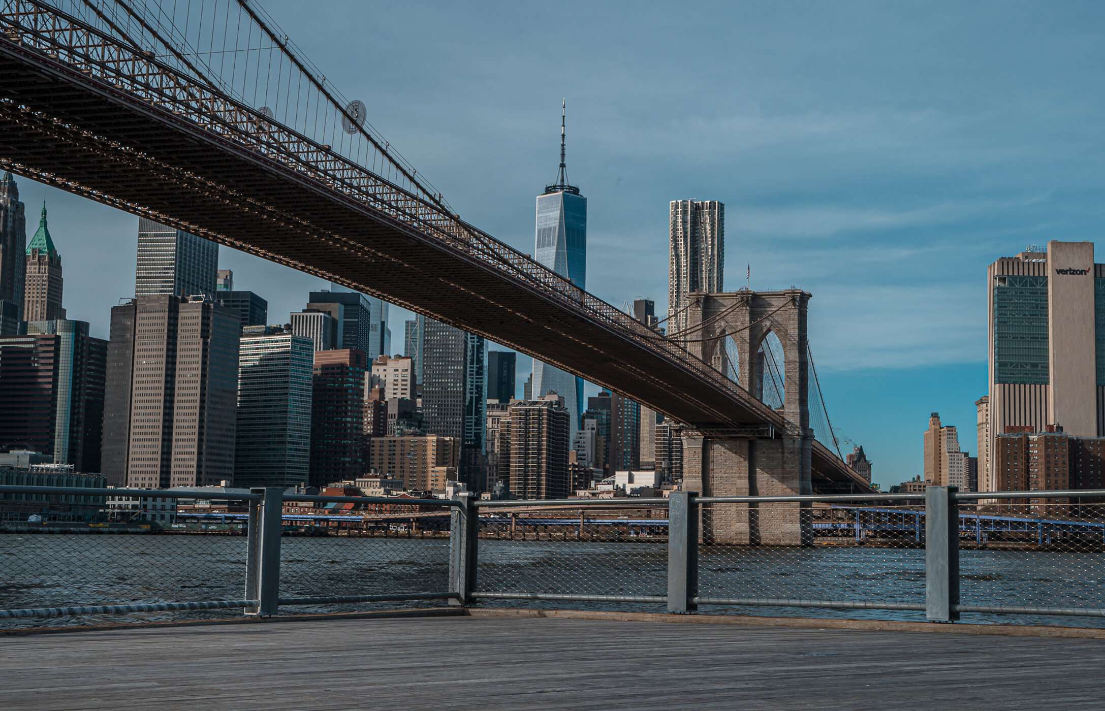 Uitzicht op de beroemde Brooklyn Bridge in New York City, VS, over de Hudson River, met de stad op de achtergrond