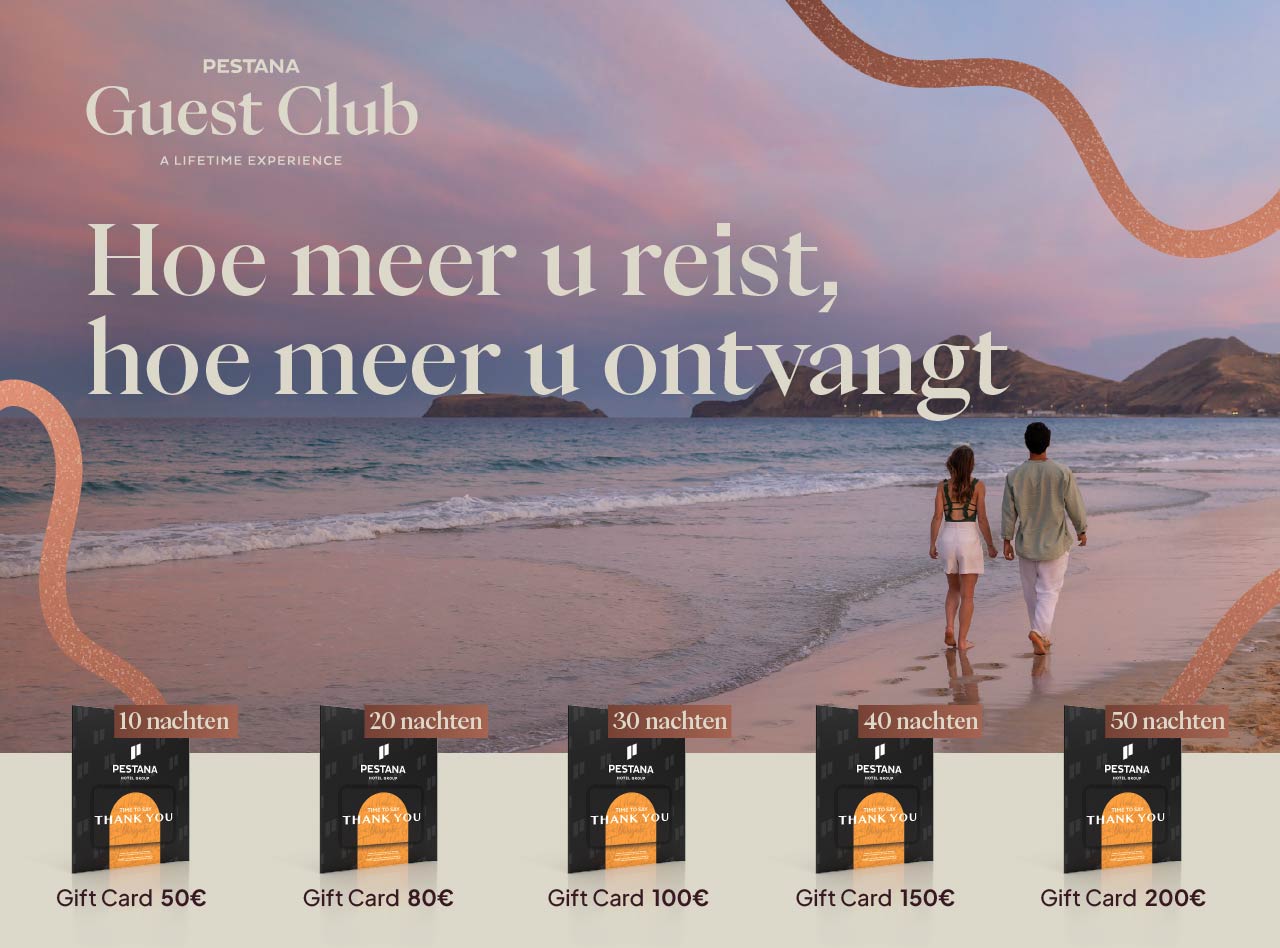 Koppel wandelt langs het strand bij zonsondergang met Gift Cards van Pestana Guest Club op een affiche